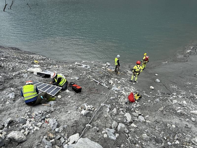 日本贈送的投入式（浮標型）水位計電力耗盡，林保署花蓮分署與空勤合作，15日至馬太鞍溪堰塞湖回收，並更換成側岸式水位計。（林保署花蓮分署提供）