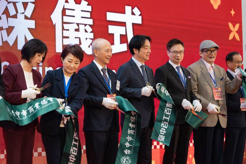 總統與現場貴賓一同舉行開幕儀式