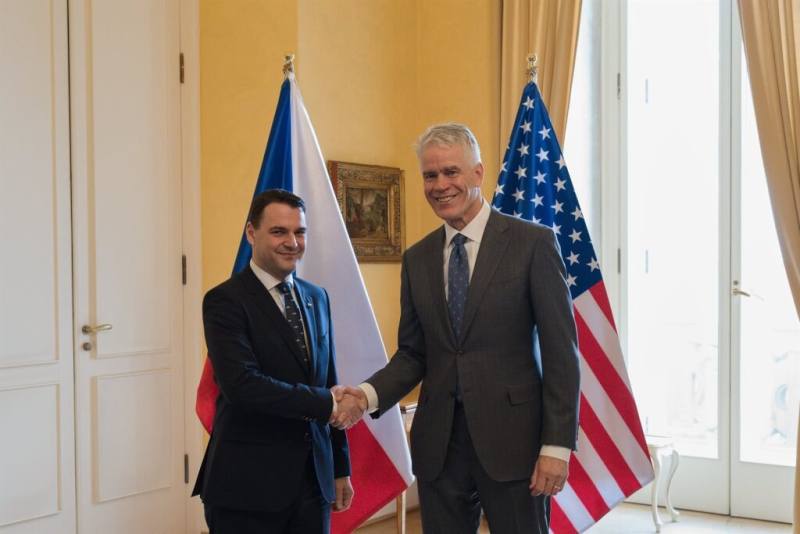 捷克外交部長馬欽卡（左）7日與美國駐捷克大使梅瑞克（右）會談。（圖取自x.com/USEmbassyPrague）