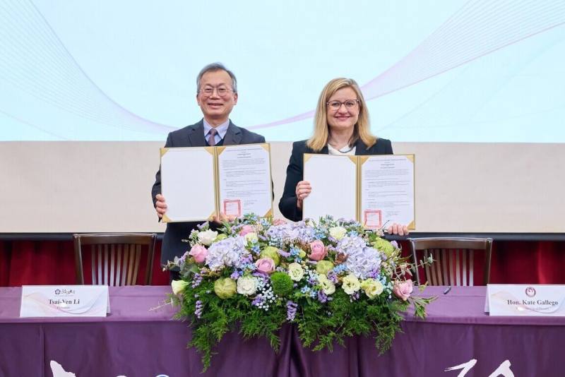 美國亞利桑那州鳳凰城市長蓋雷哥（Kate Gallego）（右）15日在台北與政治大學校長李蔡彥（左）簽署合作，為政大學生開拓前往鳳凰城及相關合作機構實習的機會。（政大提供）