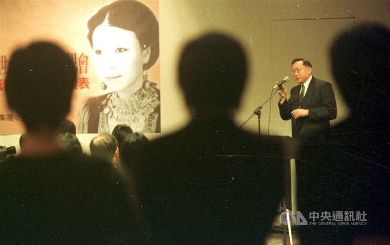 已故作家三毛1976年出版「撒哈拉的故事」引起旋風並狂銷27萬冊，皇冠文化集團今年3月將發行50年紀念版。圖為2001年三毛逝世10年紀念追思會，三毛生前好友齊聚一堂，追思這位傳奇性人物