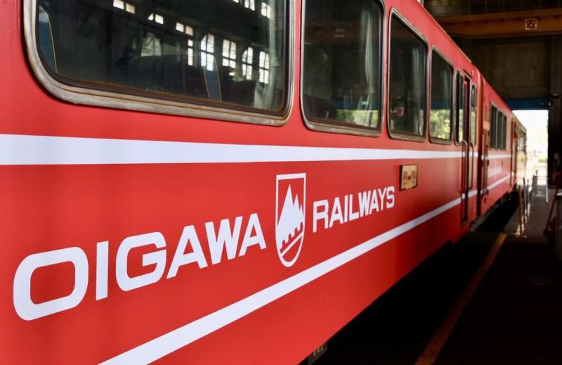 慶祝阿里山林鐵與日本靜岡縣大井川鐵道締結姊妹鐵道40週年里程碑。林鐵及文資處將阿里山號4節車廂機組以「大井川鐵道-井川線列車」樣式塗裝，23日起將行駛於阿里山本線。（林鐵及文資處提供）