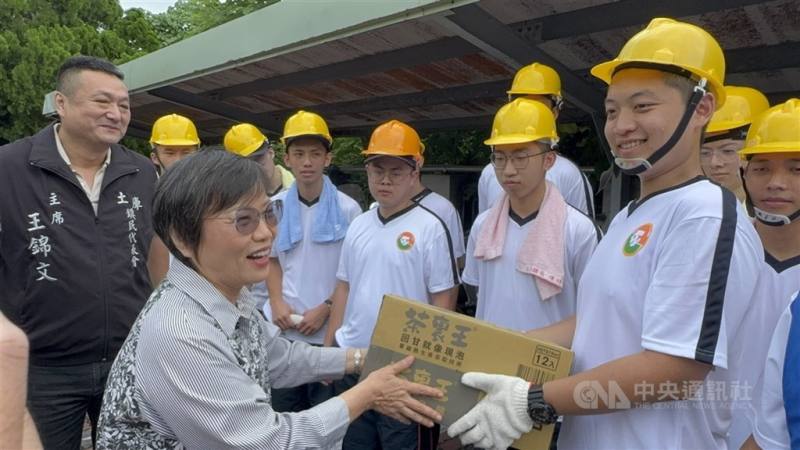 圖為內政部長劉世芳（前左）民國114年7月到雲林，為協助颱風丹娜絲災情的替代役男加油打氣，並送上飲料慰問。（中央社檔案照片