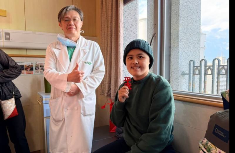 台鐵志學站盧姓副站長（右）在花蓮光復洪災期間熱心引導志工疏運，不過日前下班途中意外發生車禍，一度陷入昏迷，各地鏟子超人為她集氣，15日她順利平安出院。（慈濟醫院提供）