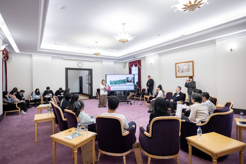 副總統首先聽取青年代表分享參與海外圓夢計畫的歷程，隨後即針對各項計畫內容與成果進行意見交流