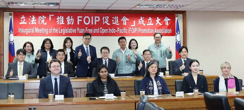 民進黨立委邱志偉（第2排左3）16日在立法院舉行「立法院推動FOIP（Free and Open Indo-Pacific，自由開放的印太）促進會」成立記者會，外交部常務次長葛葆萱（第2排右2）及日本、印度、澳洲等駐台代表也出席與會