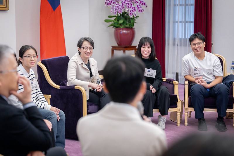 蕭美琴副總統13日上午與「青年百億海外圓夢基金計畫」圓夢青年座談