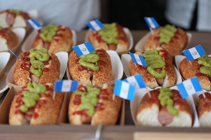 中美洲經貿辦事處聯合瓜地馬拉與貝里斯駐台大使館，於16日至2月8日推出「中美洲友邦美食餐車走透透」活動，選用友邦特色食材，推出酪梨熱狗堡（圖）與辣肉醬薯條等小吃，邀請民眾以輕鬆、親近的方式認識中美洲的飲食文化