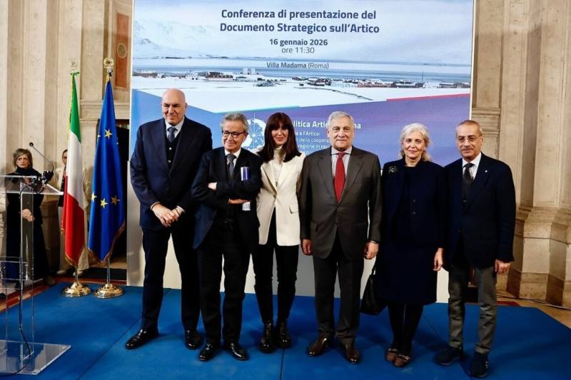 義大利國防部長克羅塞托（左1）、外交部長塔加尼（右3）等官員16日舉行記者會，公布義大利新版的北極戰略政策。（義大利外交部提供）