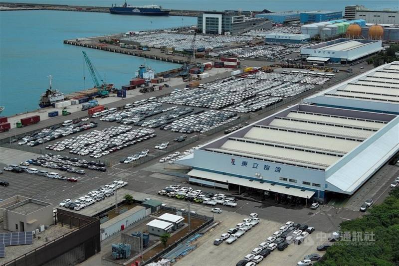 圖為台北港停滿進口車。（中央社檔案照片）