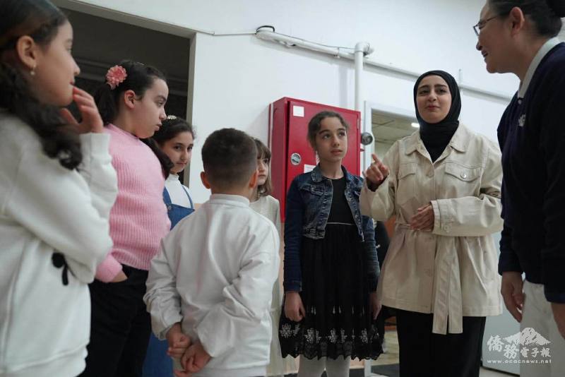 透過提問與對話，引導孩子勇敢開口，用中文表達自己的想法