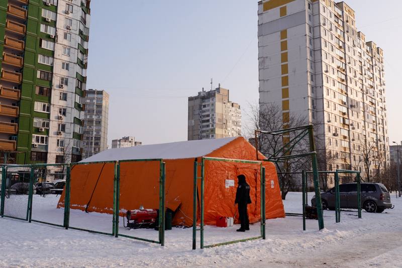烏克蘭能源設施在寒冬下遭俄軍攻擊，全國多地電力供應吃緊。烏國政府在受影響地區設立流動據點，為附近居民提供暖氣、充電、基本所需等