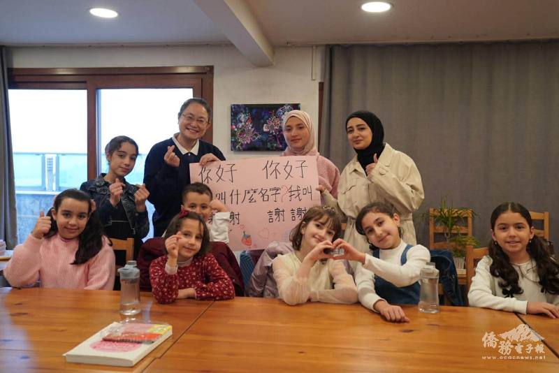 孩子們手持自製字卡合影，展現華文課堂中學習成果與滿滿的自信笑容