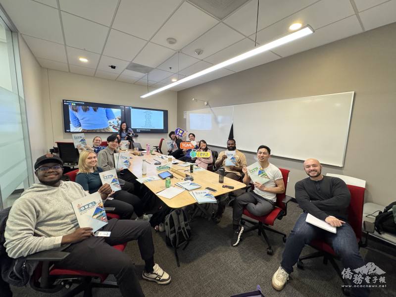 中級1班教師賈筀琳（後站立者）與學員合影