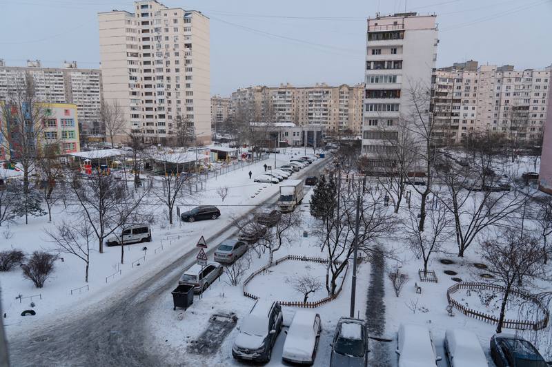 俄羅斯近日持續攻擊烏克蘭能源設施，全國多地電力供應吃緊。基輔部分地區自上週起停電、停暖，加上氣象預報顯示氣溫可能驟降至攝氏零下20度，民眾生活面臨嚴峻考驗
