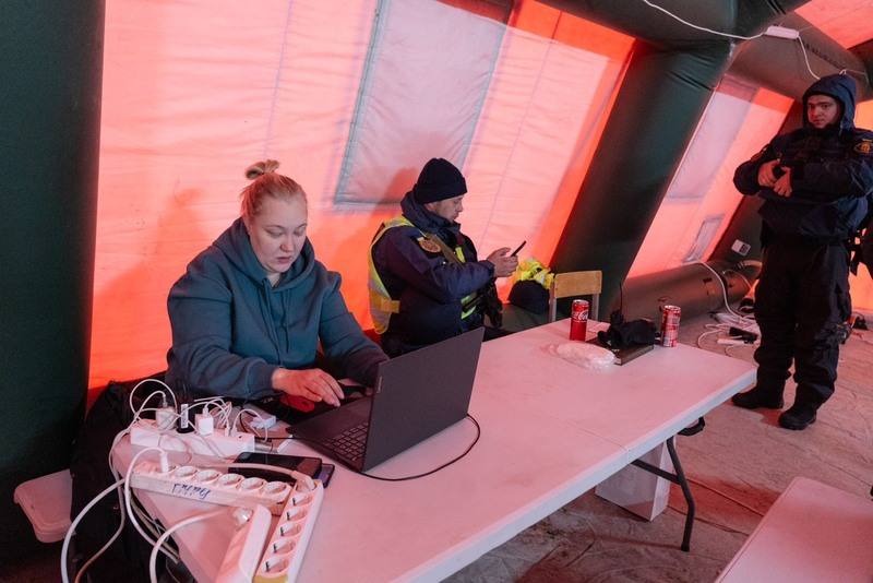 烏克蘭能源設施在寒冬下遭俄軍攻擊，全國多地電力供應吃緊。在政府設立的臨時「不屈據點」，有居民在充電工作，同時據點亦向居民提供茶水等