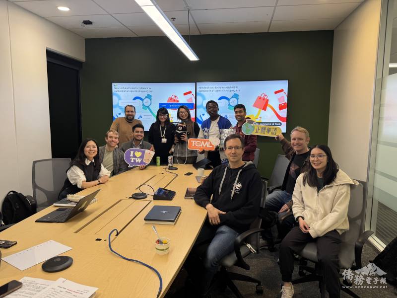 商用中文班教師蔡欣凌（後中站立者）與學員合影