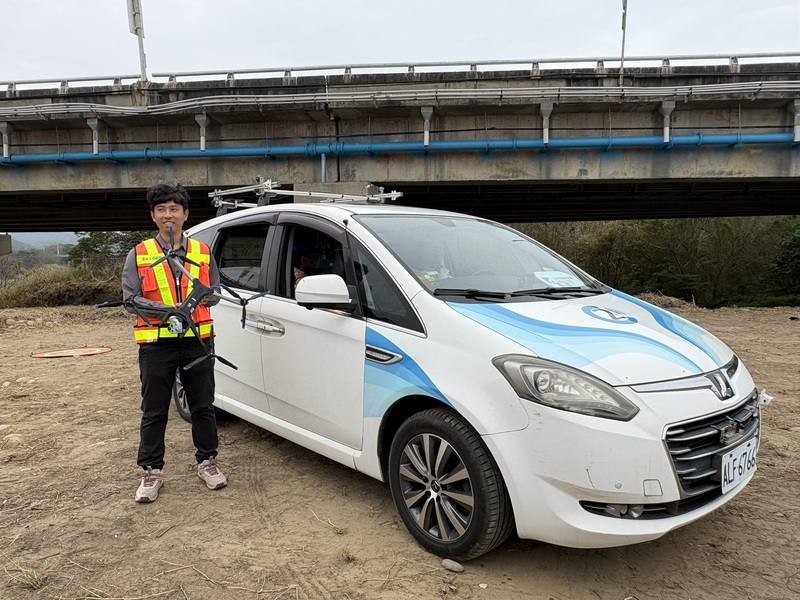 交通部公路局表示，傳統橋梁檢測仰賴人工目視，但很多橋梁位在濱海或山谷等險峻地點，人員不易檢測，因此引進無人機AI智慧橋梁檢測系統、AI智慧橋梁橋檢車，16日亮相