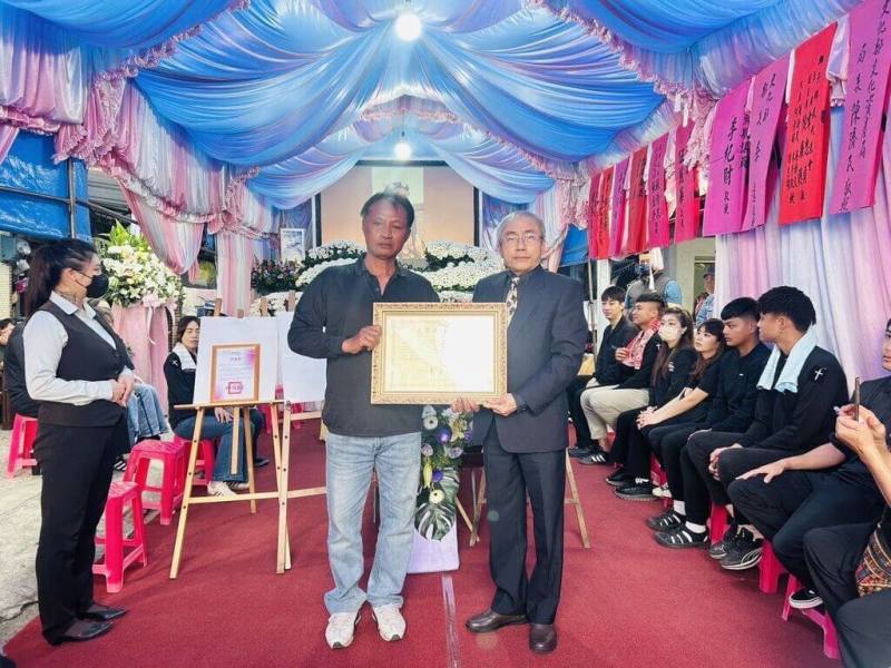 屏東縣傳統表演藝術「排灣族歌樂enelja」保存者高淑美（Puljapulj piuvel）11日辭世，享壽80歲。文化部文化資產局長陳濟民（右）17日出席告別式，並頒贈文化部旌揚狀，由高淑美之子高吉正代表受贈。（文化部提供）