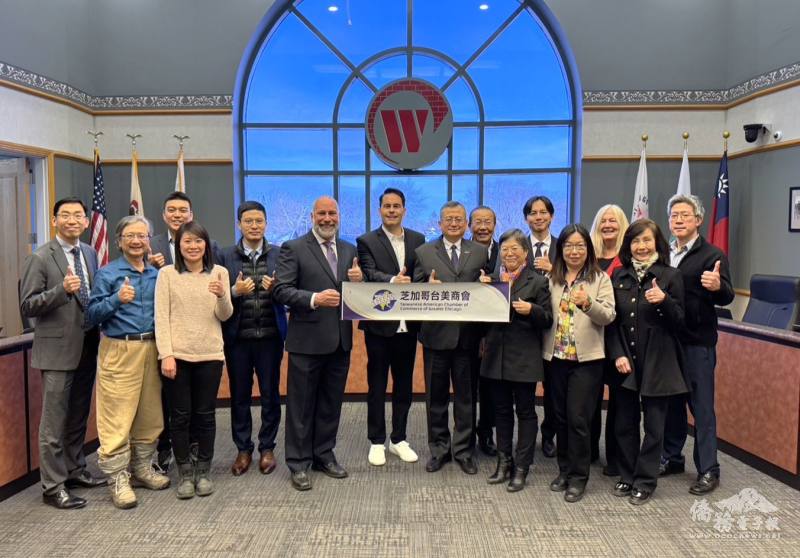駐芝加哥辦事處處長類延峰偕同仁及僑領會晤Westmont Village 市長合影留念