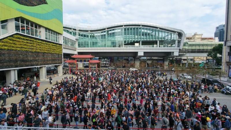 中華職棒會長、民進黨立委蔡其昌（右）繼2025年的「台灣尚勇」春聯後，2026年再推出新版「Team Taiwan尚勇」春聯，17日在台中水安宮前發送，吸引大批民眾排隊索取。（蔡其昌辦公室提供）