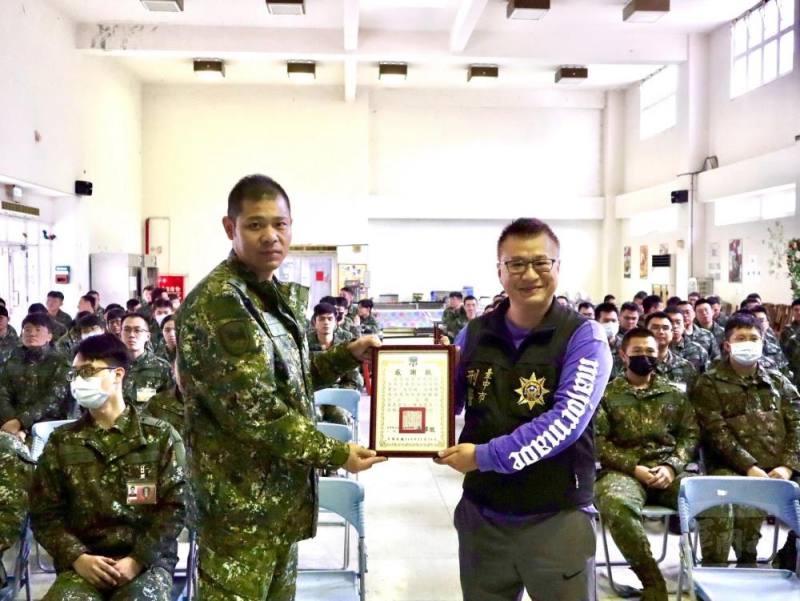 致贈感謝狀。（陸軍第十軍團提供）