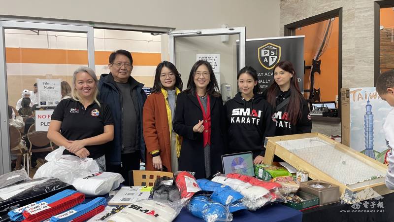 休士頓文教中主任心王盈榮(右3)、副主任房婷妤(左3)及榮光會會長左大為(左2)到場支持