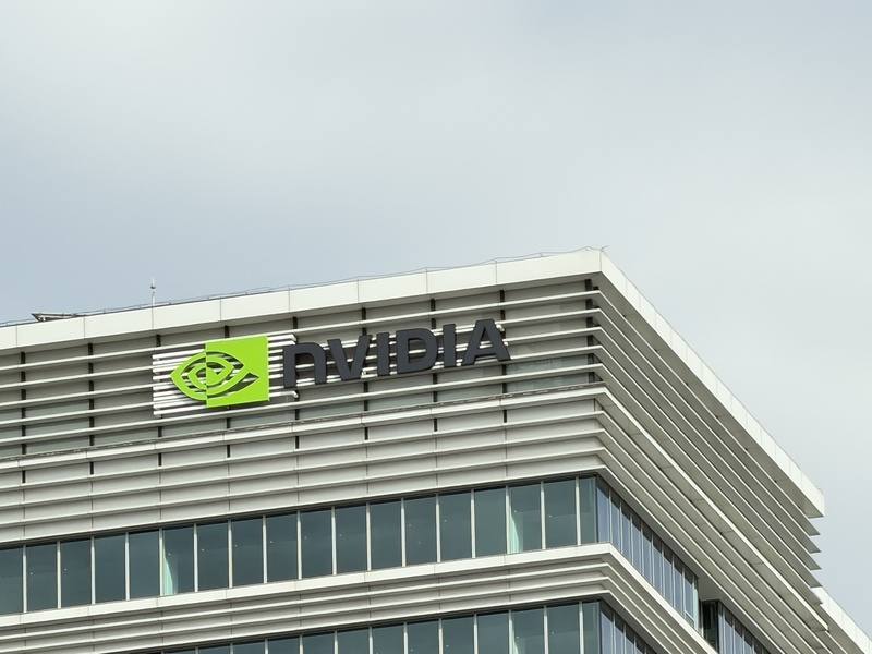 輝達（NVIDIA）台北內湖辦公室去年底已遷往南港玉成廣場辦公大樓，作為目前在台主要營運據點及研發中心，建築物頂部已掛上顯眼的綠色NVIDIA標誌，成為南港地區的新科技地標。