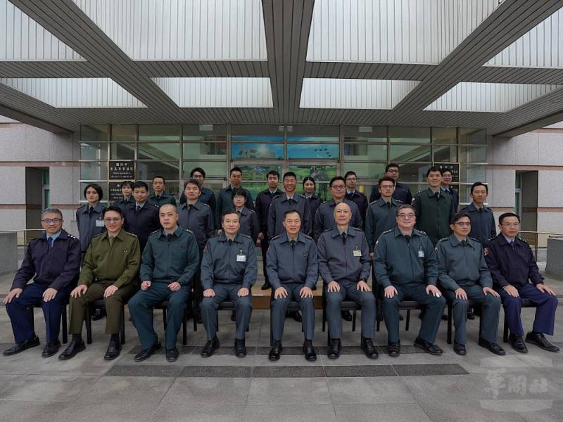 鍾副部長與軍法同仁合影，祝賀佳節愉快。（軍聞社記者吳東昇攝）