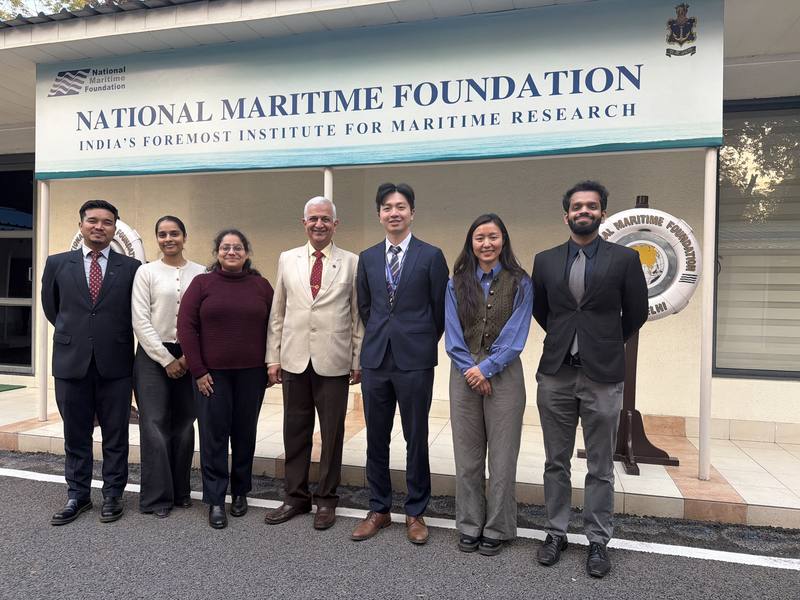 印度智庫「國家海事基金會」與印度海軍有密切合作，讓台灣實習生何偉豪（右3）藉由教育部「青年百億海外圓夢基金計畫」到印度參與研究，並期盼他能推動台印交流。