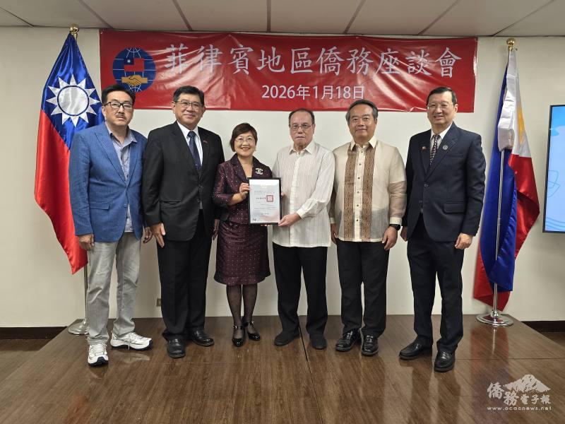 徐佳青（左3）頒發感謝狀予協助辦理114年雙十國慶活動的菲華文經總會，並由僑務諮詢委員許金星（右3），僑務委員陳柏材（右1）及僑務顧問吳治平（左1）、黃仲廷（左2）等人代表接受