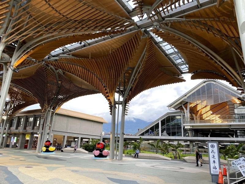 農曆春節將近，為讓旅外遊子安心返鄉、與家人團圓，花蓮縣政府推出「115年春節返鄉專車」共4列次，全程對號座，自1月21日中午12時至下午4時止網路訂票。圖為花蓮火車站。