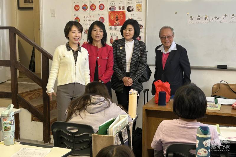 （左起）僑委會副委員長李姸慧與聖峪華協會校長劉玉𤧞、聖峪華協會長李瓊書及僑務諮詢委員楊賢怡參訪聖峪華協中文學校學生上課