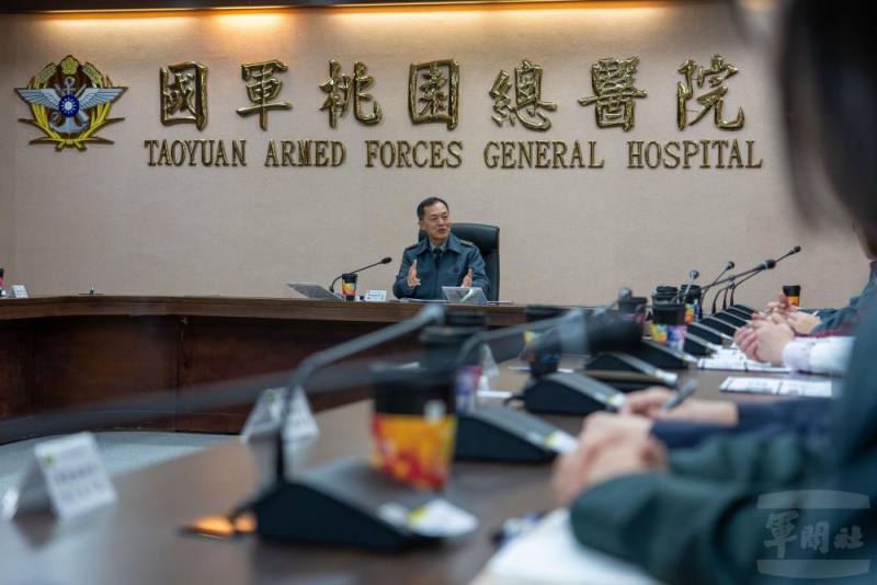 鍾副部長前往國軍桃園總醫院慰勉醫護同仁。（軍聞社記者吳東昇攝）