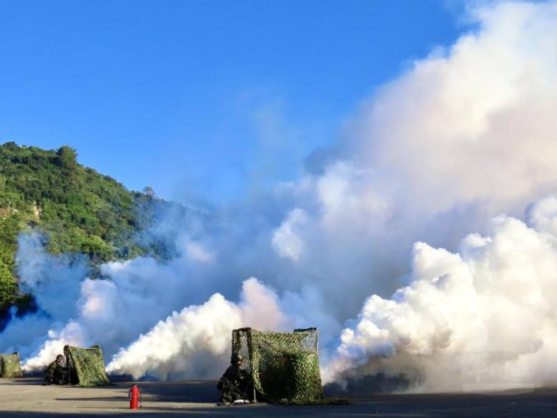 煙幕部隊施放大範圍煙幕，有效隱蔽自身部隊行蹤，同時遲滯敵軍攻勢。（36化學兵群提供）