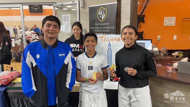 獲得獎品的選手開心合照