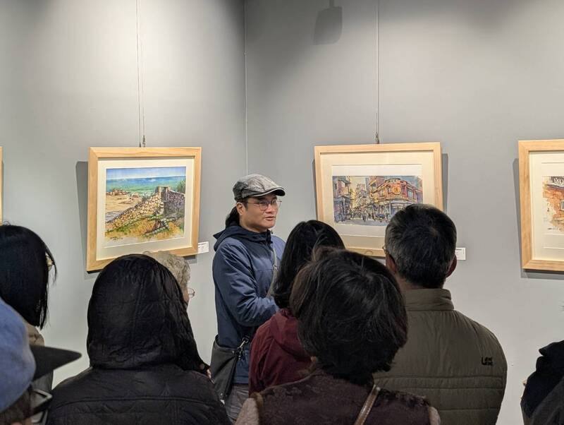 畫家鄭開翔（後中）以1年8個月時間在金門生活並創作，透過水彩畫記錄所見自然景色、軍事遺跡等，17日於金門縣文化局舉辦個展「浯島畫日子」，展出至2月4日。