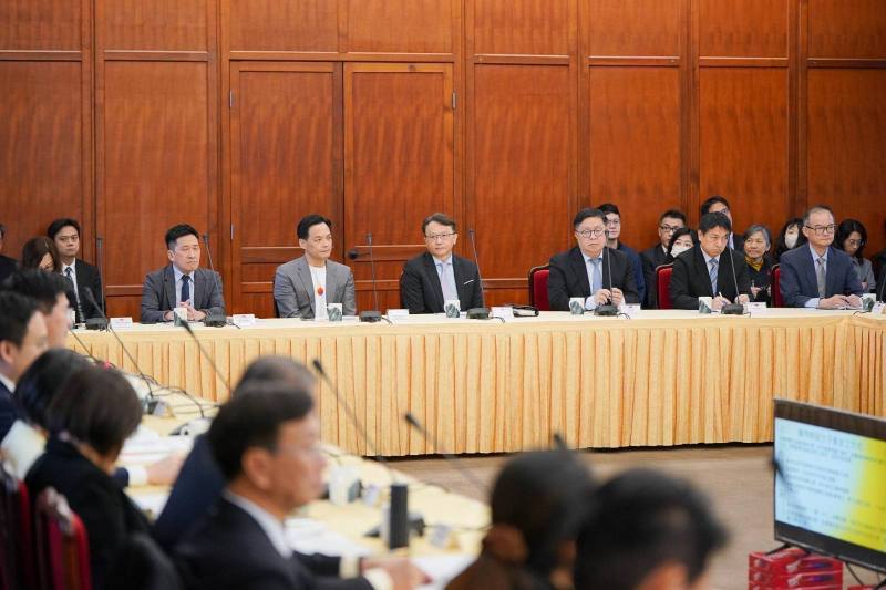 我國三位「亞太經濟合作」（APEC）企業諮詢委員會（ABAC）代表（宏碁公司董事長陳俊聖、台灣大哥大總經理林之晨及廣達電腦技術長張嘉淵）與會