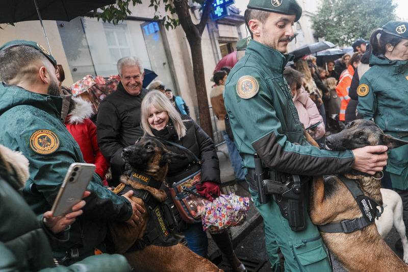 西班牙首都馬德里聖安東教堂1月17日為慶祝「聖安東節」舉行的「動物大遊行」中，馬德里警察局、民防局、消防局與國民警衛隊的警犬和搜救犬都來共襄盛舉，警犬們不斷趴到領犬員身上要求抱抱的萌樣，引發民眾愛憐。