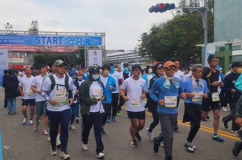 2026「Run in Penghu．跑進海洋．年年有魚」海島路跑活動，來自全台各地近2300人，18日在寒風中起跑，區分有11公里旅遊挑戰組及5公里親子休閒組，串聯市區和郊區，沿途可欣賞街景與海島景觀。