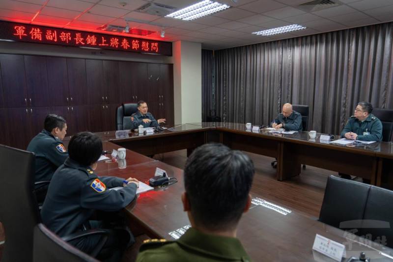 鍾副部長16日視導北部地區軍法及軍醫單位。（軍聞社記者吳東昇攝）