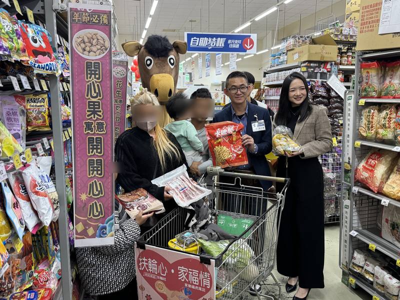 雲林縣虎尾東區扶輪社連續12年舉辦「迎春送暖快樂購」活動，18日陪伴雲林家扶中心30戶親子到家樂福採購，每戶3000元購物金，讓家庭感受社會的支持與祝福，為新的一年注入希望與力量。