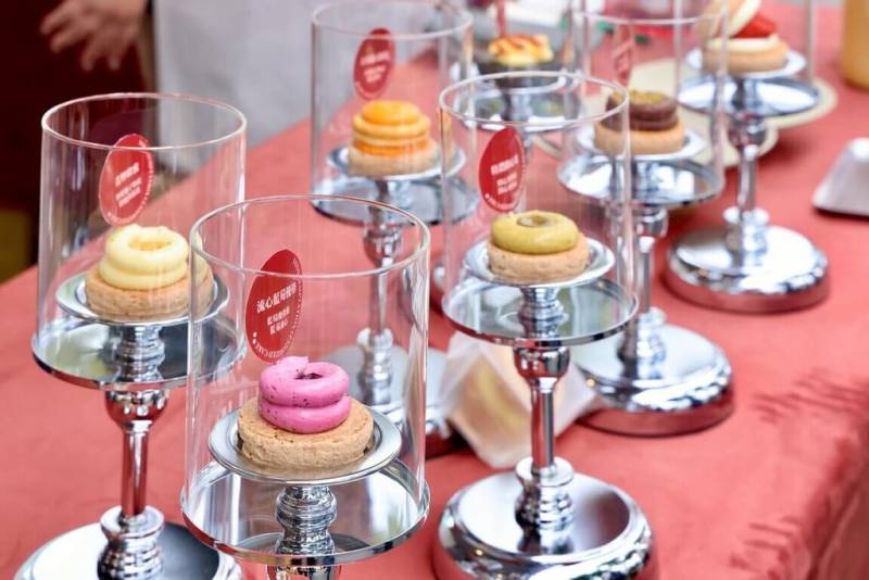 2026第6屆台南甜點節17日起，一連2天在台南市立圖書館新總館及周邊登場，集結百家精選甜點、職人咖啡、文創手作及年味十足的特色市集。（台南市政府提供）