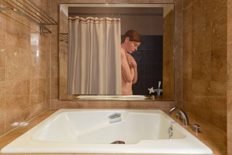 第8屆ONE ART Taipei 2026展會在參展畫廊中評選出「最佳空間呈現獎」得主為也趣藝廊，他們在浴室展出德國萊比錫畫派藝術家布蘭德（Christian Brandl）作品，與浴室空間氛圍巧妙融合。（ONE ART Taipei提供）