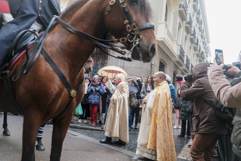 每年1月17日是天主教「動物守護聖人」聖安東的瞻禮日，西班牙首都馬德里聖安東教堂照例舉行動物慶典，重頭戲「動物大遊行」吸引數百名民眾帶著毛小孩成群結隊參與，年事已高的主任神父安赫爾親自出動，為騎警隊的馬兒灑聖水祈福。