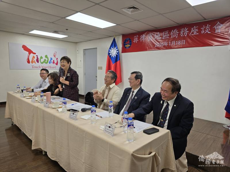 徐佳青在座談會中，回應僑胞關心的役男相關規定