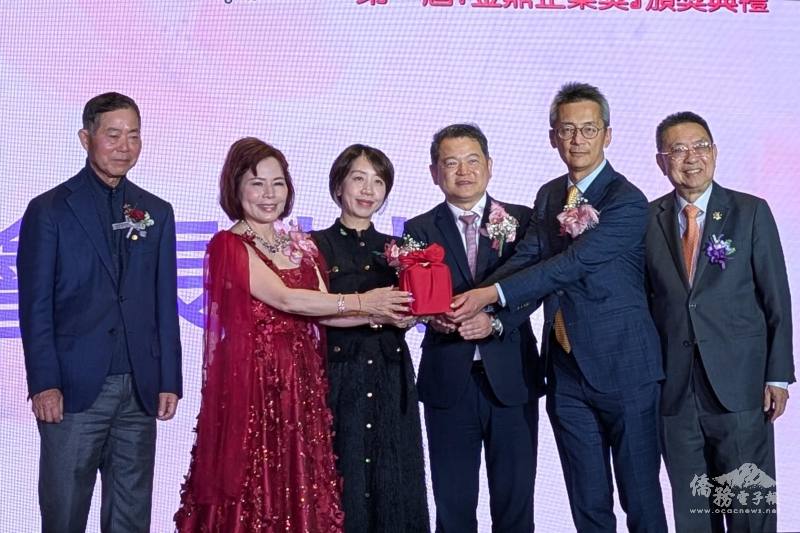 在洛杉磯辦事處處長紀欽耀（右3）、僑委會副委員長李姸慧（左3）以及國策顧問楊信（左1）、田詒鴻（右1）監交下，洛杉磯台美商會滿任會長陳玲華（左2）將印信交接給新任會長簡志誠（右2）