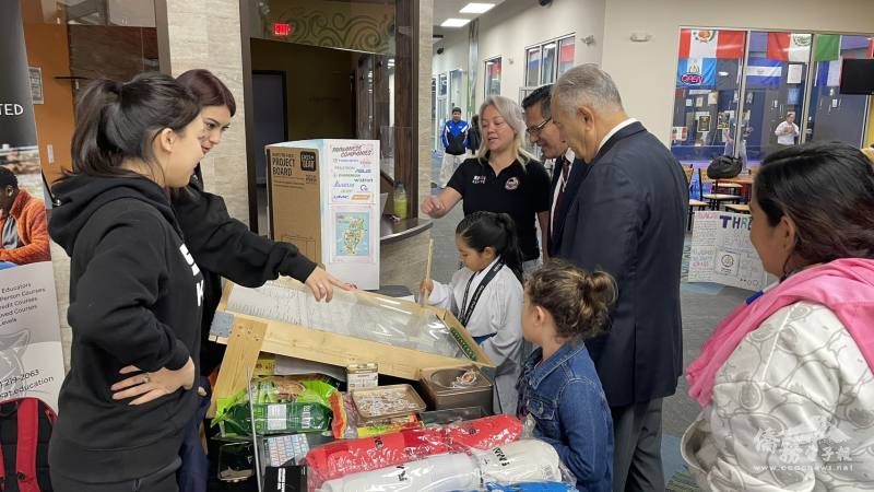 參加比賽之大小朋友駐足台灣夜市文化攤位