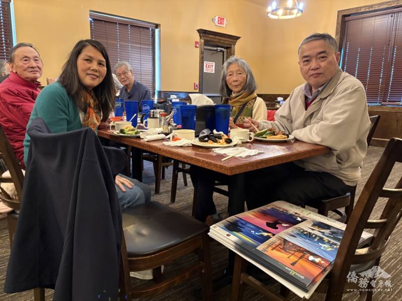 Leaders of NFCA and TLC jointly hosted the New Year luncheon. Second from left: Chairperson Jade Huang Hsuan-Yuan; first from right: Coordinator Jack Tsai. (Photo courtesy of TLC)