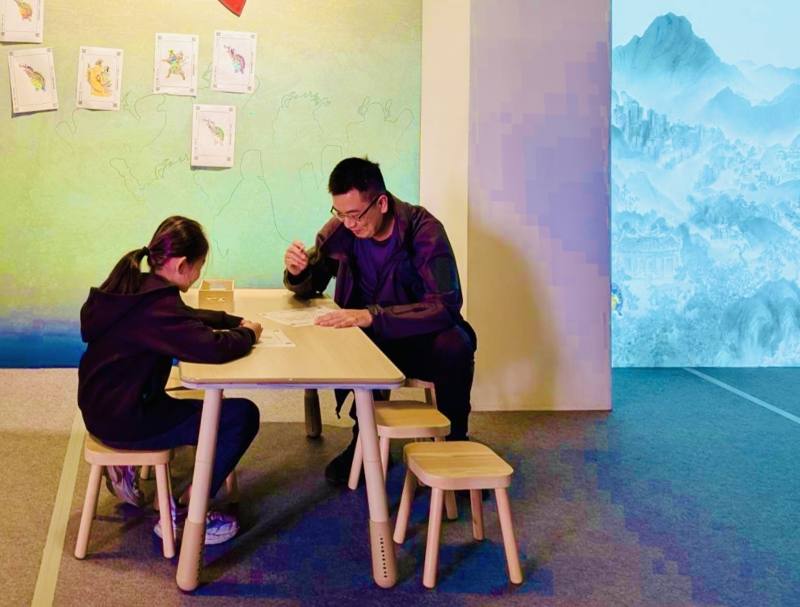 展場打造家庭共創場域，讓大小朋友透過彩繪角色，一起投入這場奇幻巡遊。